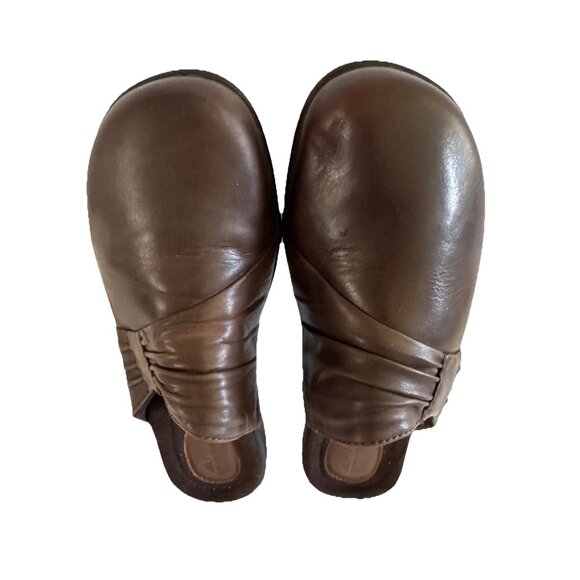 Clarks Women’s Brown Leather Mules Clogs 7.5 N Mid Block Heel Casual Work Shoes - Picture 3 of 11